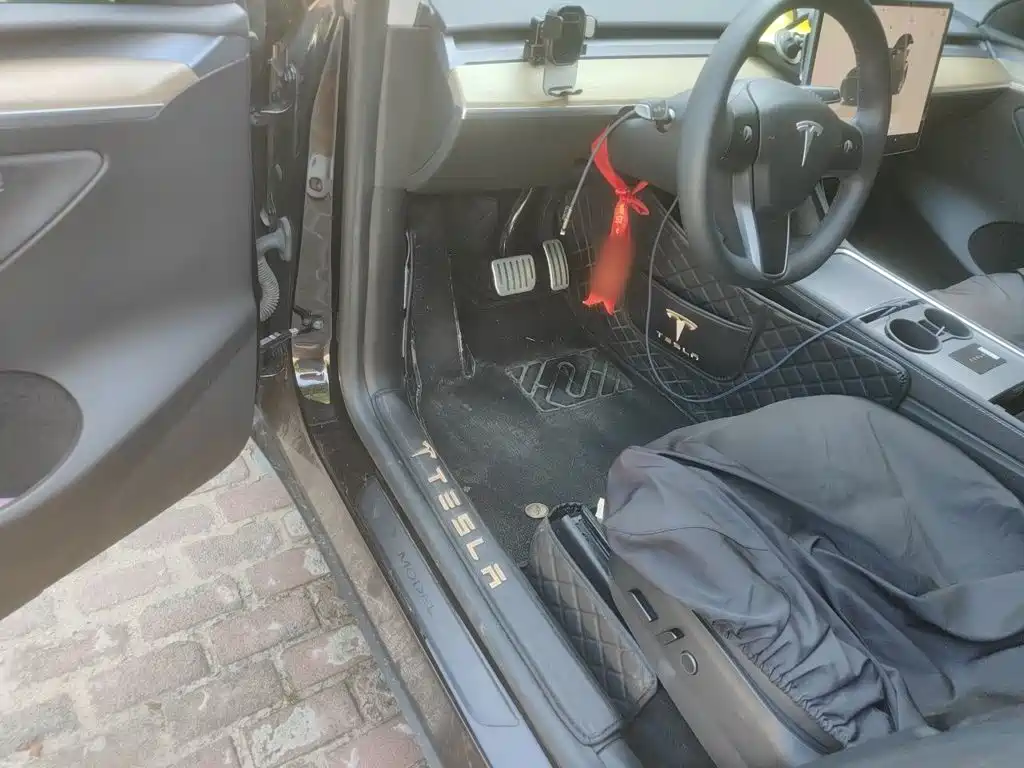 Tesla Model Y — миниатюра 12