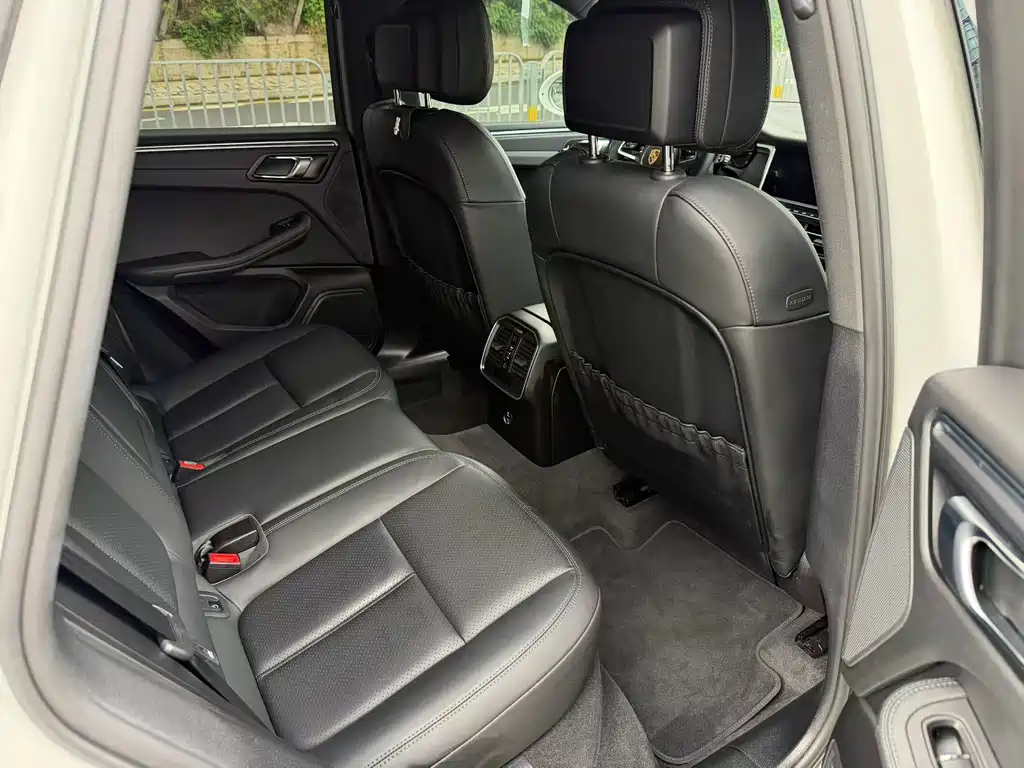 Porsche Macan — миниатюра 9