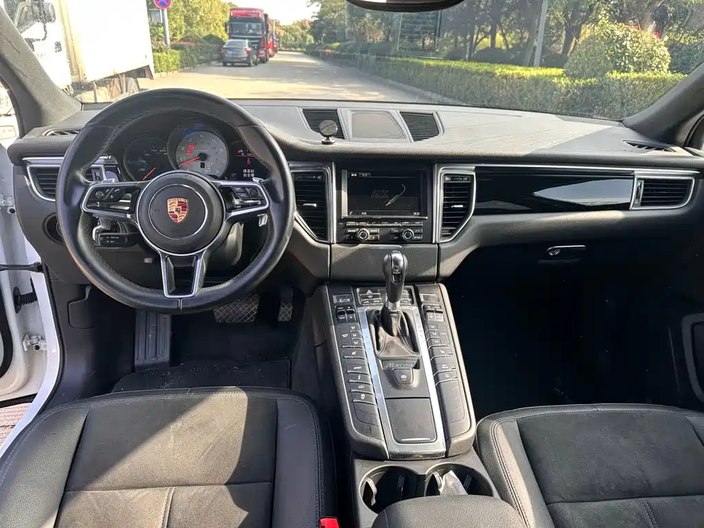 Porsche Macan — миниатюра 9