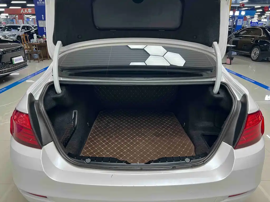 BMW 5 Series — миниатюра 10