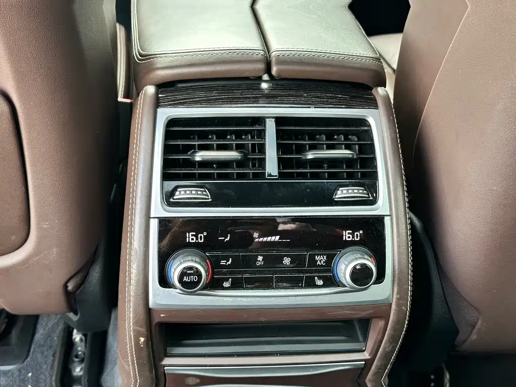 BMW 7 Series — миниатюра 17