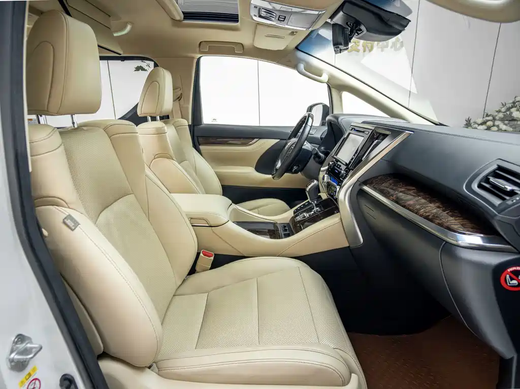 Toyota Alphard — миниатюра 11