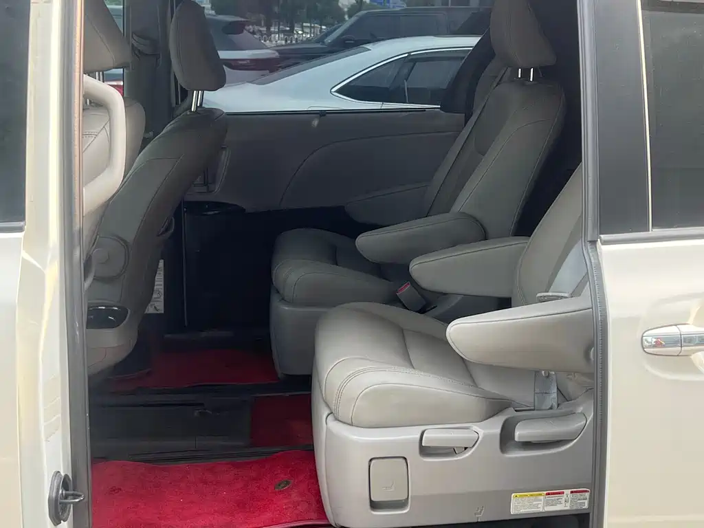 Toyota Sienna — миниатюра 5