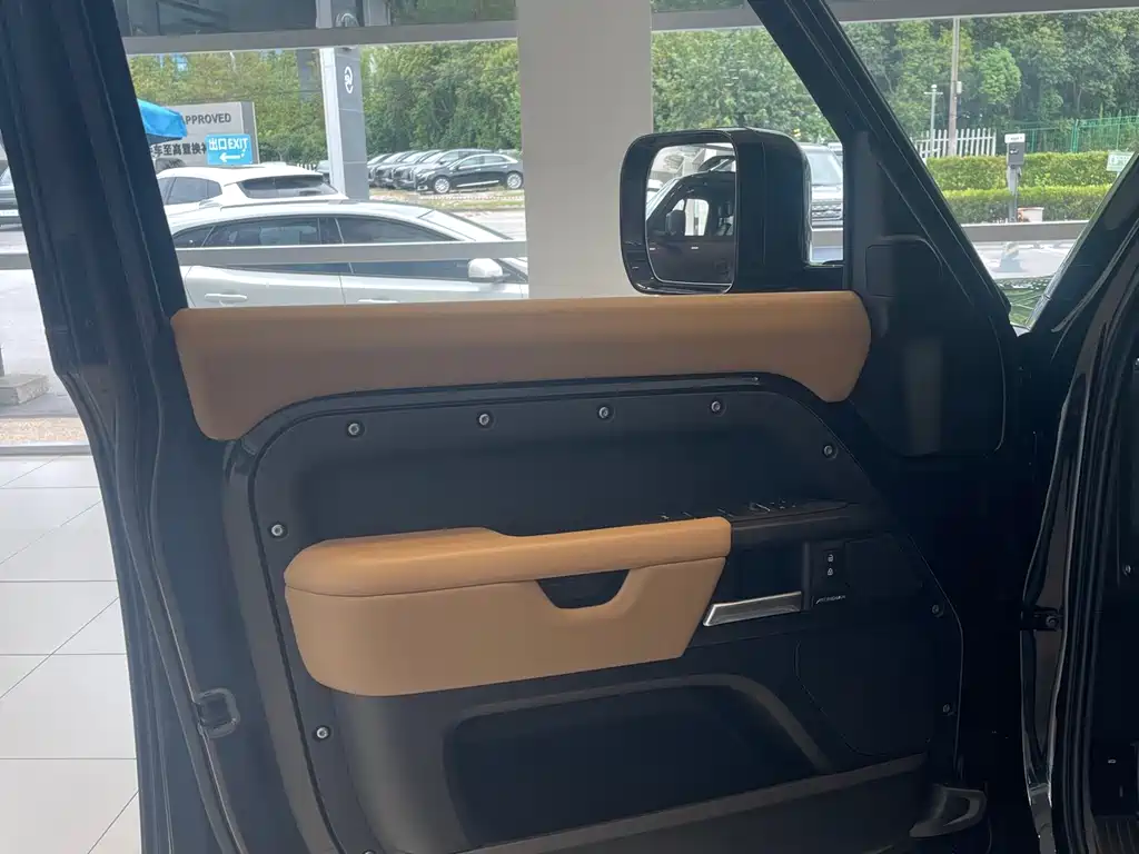 Land Rover Defender — миниатюра 5