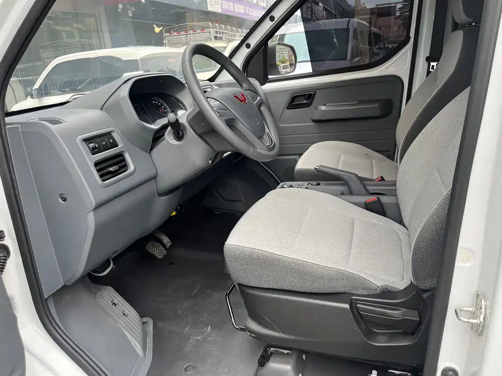 Wuling Yangguang — миниатюра 8