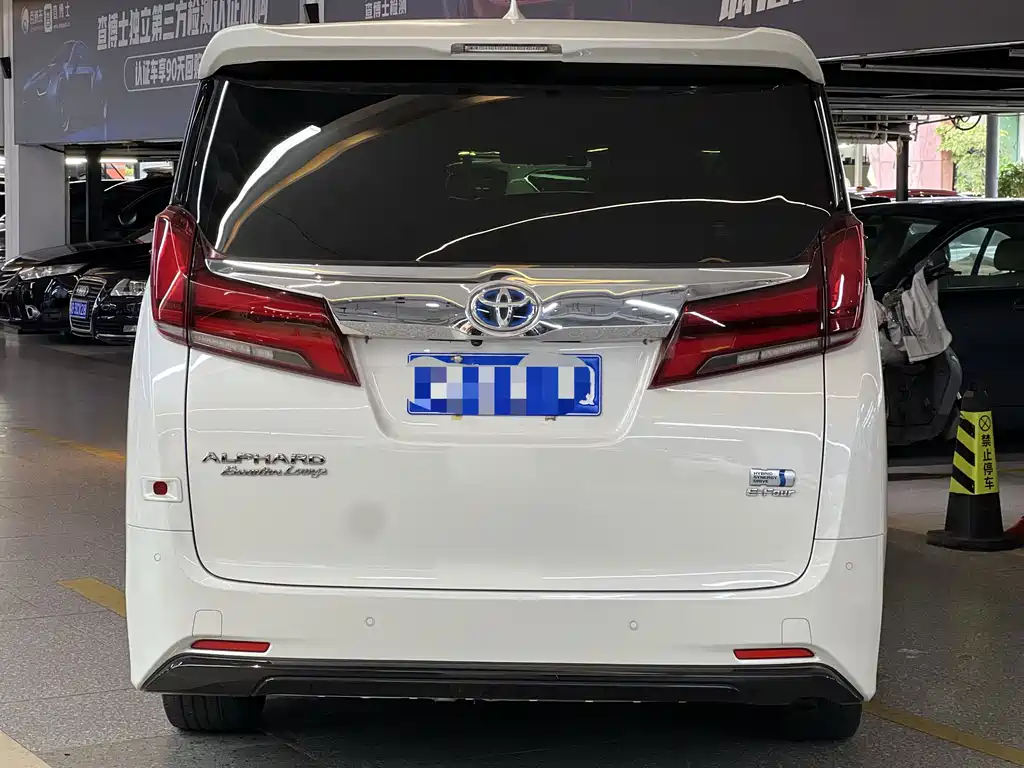 Toyota Alphard — миниатюра 6