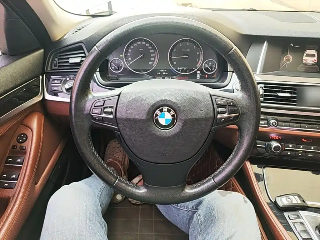 BMW 5 Series — миниатюра 11