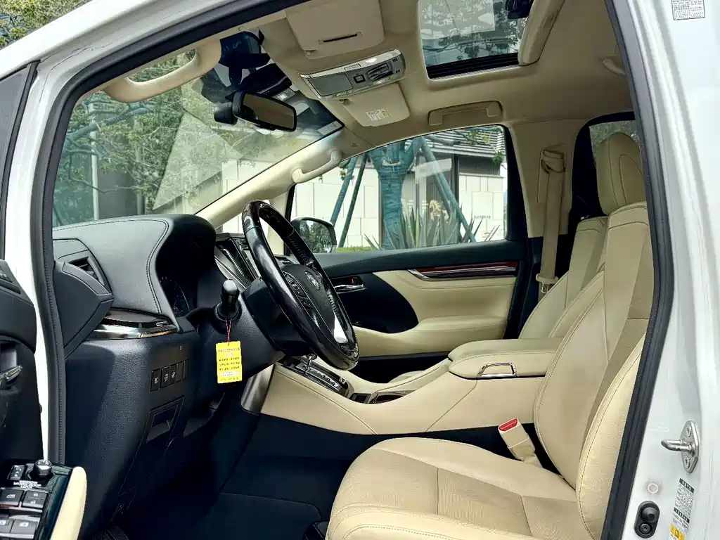 Toyota Alphard — миниатюра 7