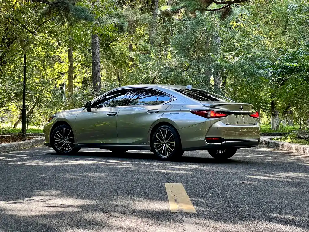 Lexus ES — миниатюра 12