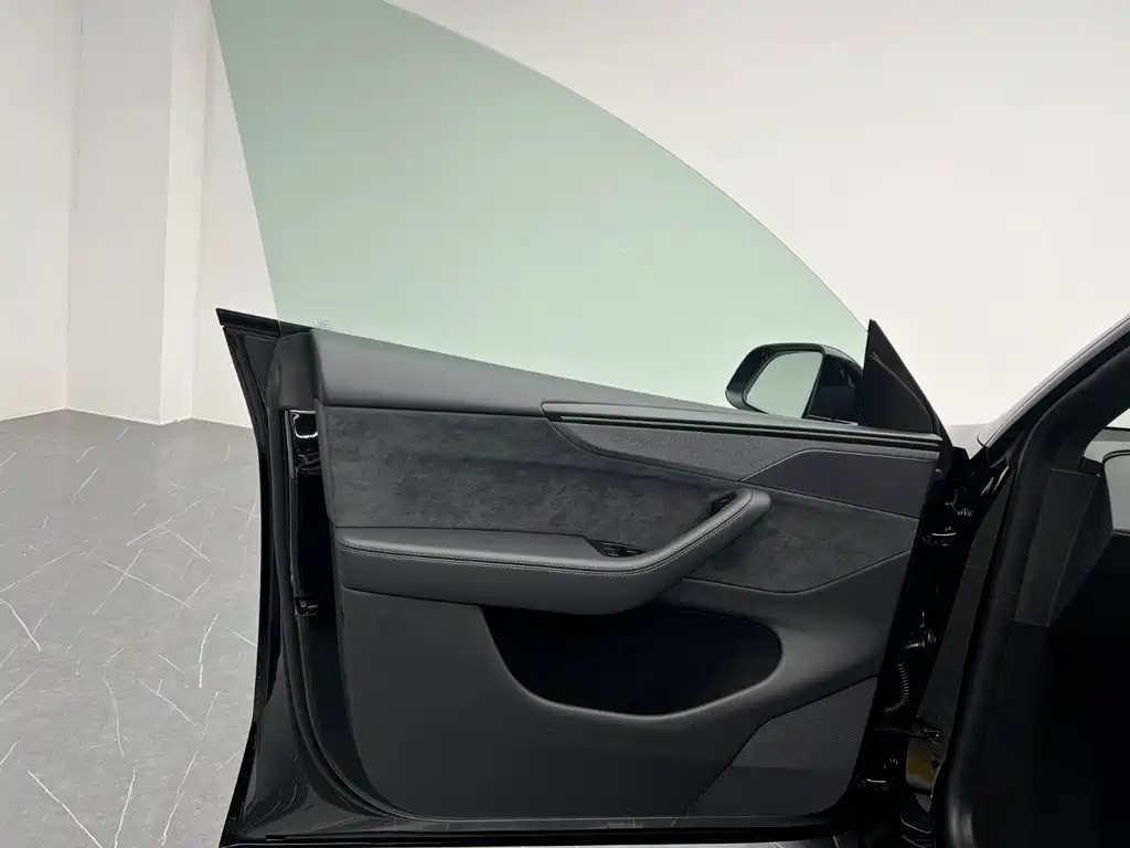 Tesla Model Y L — миниатюра 14