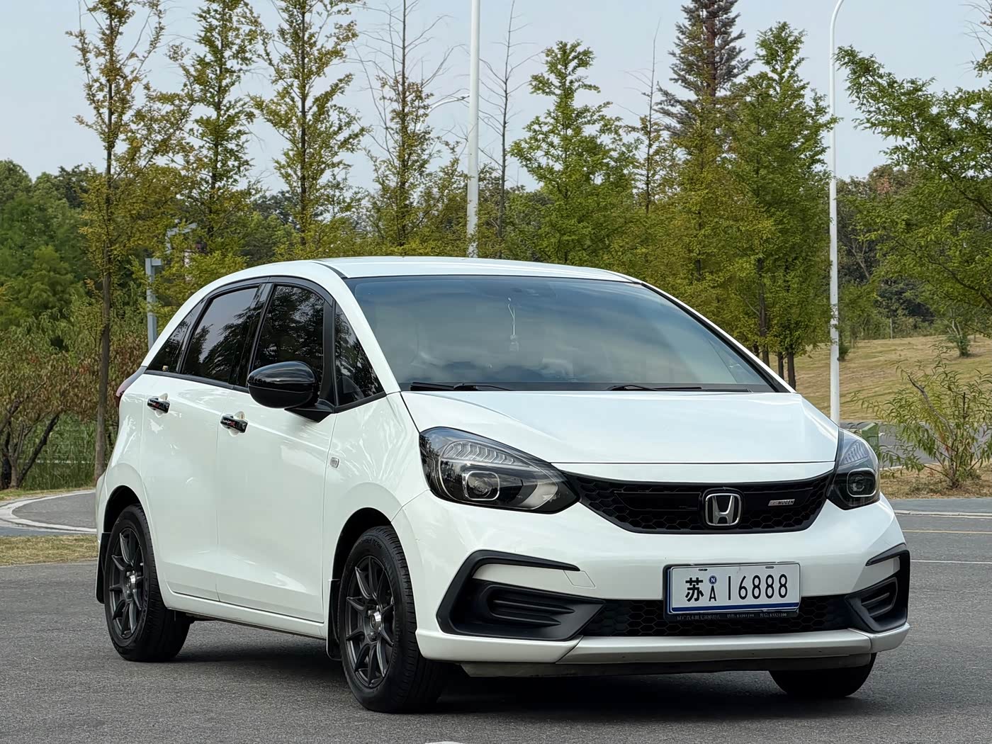 Honda Fit 1.5 л 2021 г. Белый, пробег 50000 км