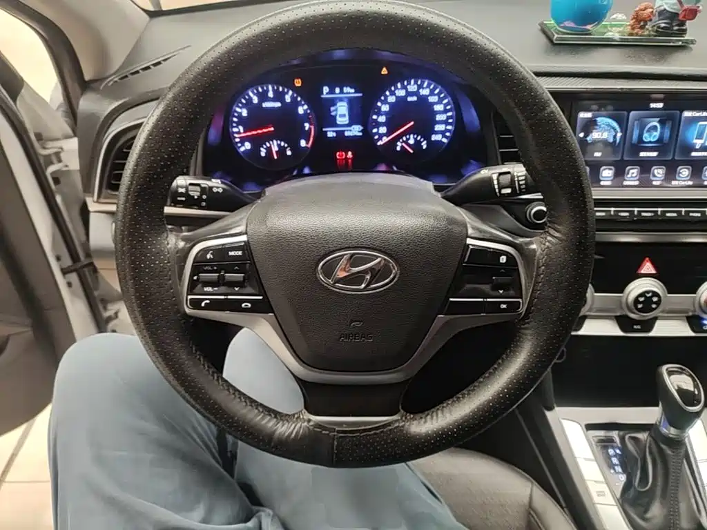 Hyundai Elantra — миниатюра 11