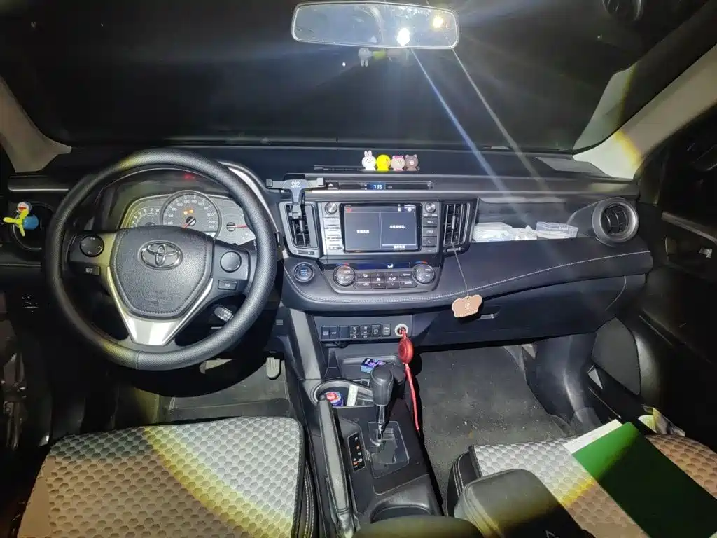Toyota RAV4 — миниатюра 10