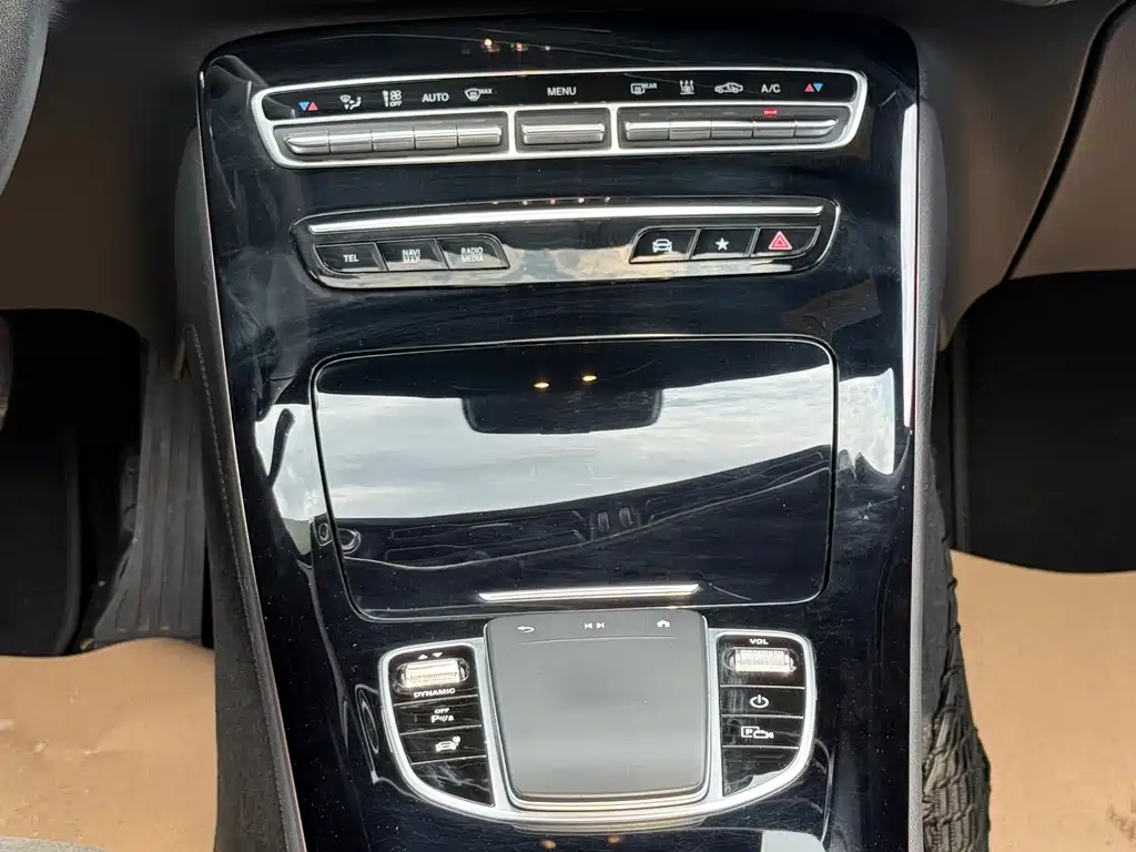 Mercedes-Benz EQC — миниатюра 12
