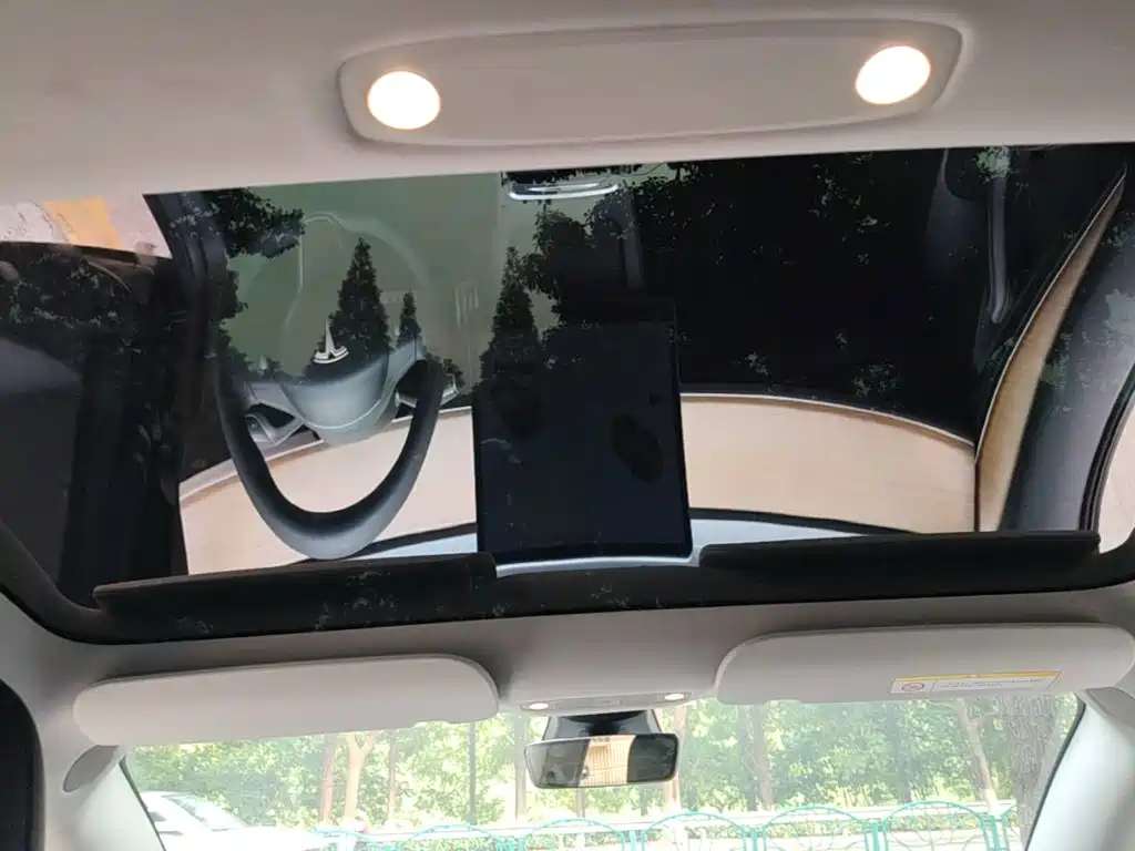 Tesla Model 3 — миниатюра 18