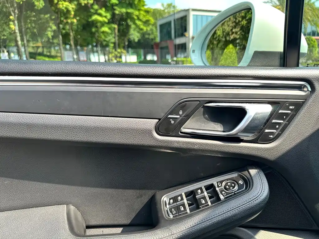 Porsche Macan — миниатюра 10