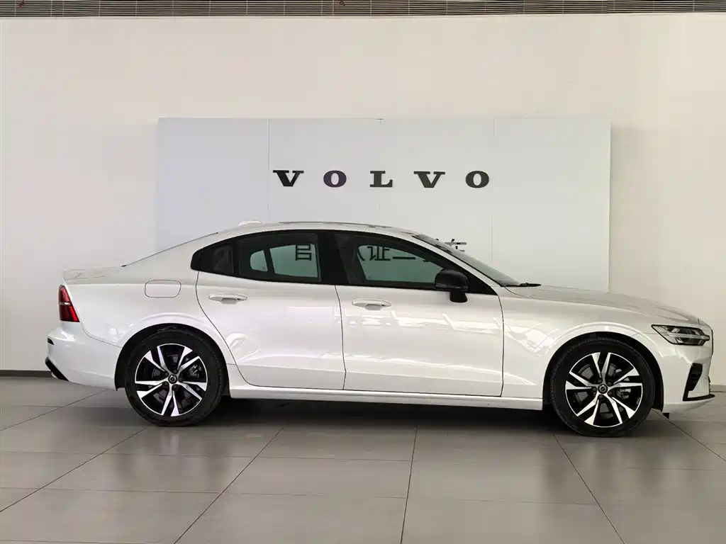 Volvo S60 2025 B5 Sport