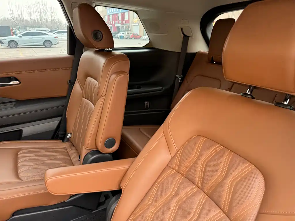 NISSAN EXPLORING THE LAND