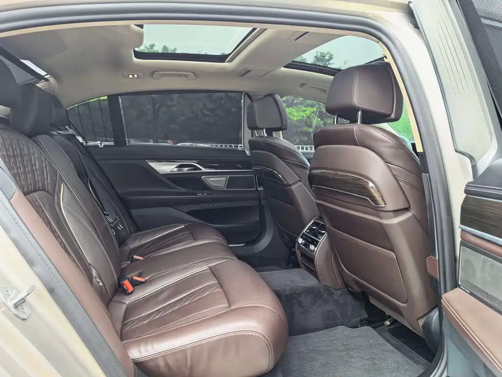BMW 7 Series — миниатюра 11