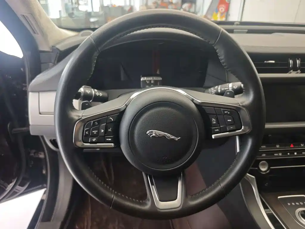 Jaguar XFL — миниатюра 5