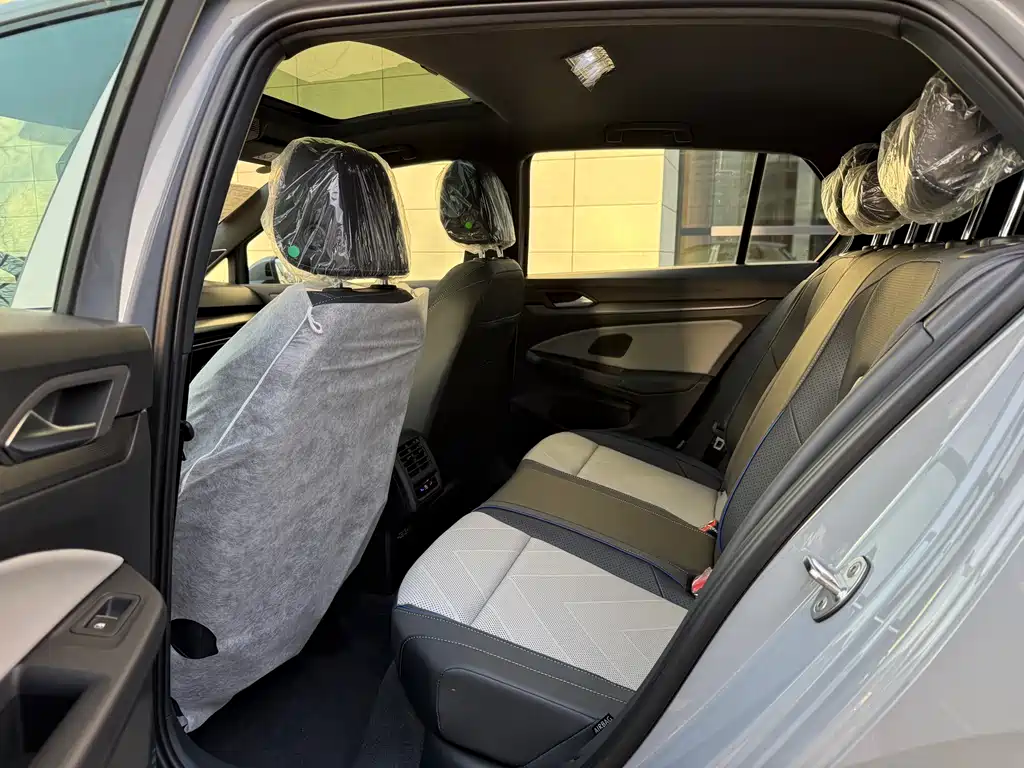 Volkswagen Golf 2025 300TSI R-Line