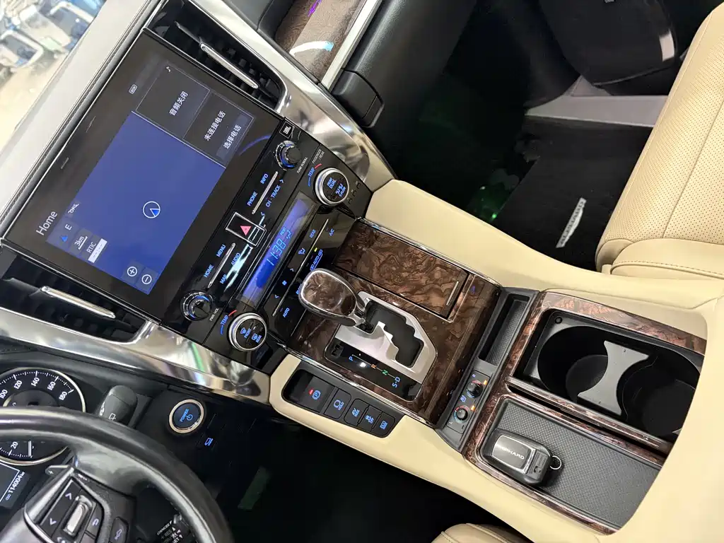 Toyota Alphard — миниатюра 11