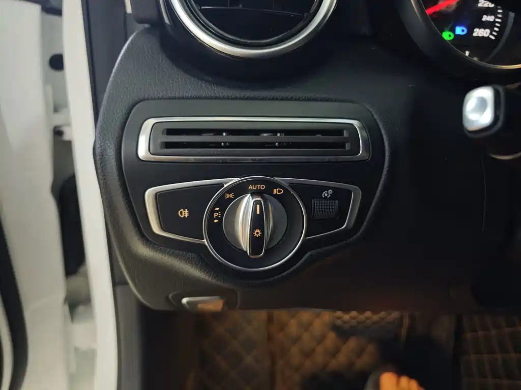 Mercedes-Benz C-Class — миниатюра 13