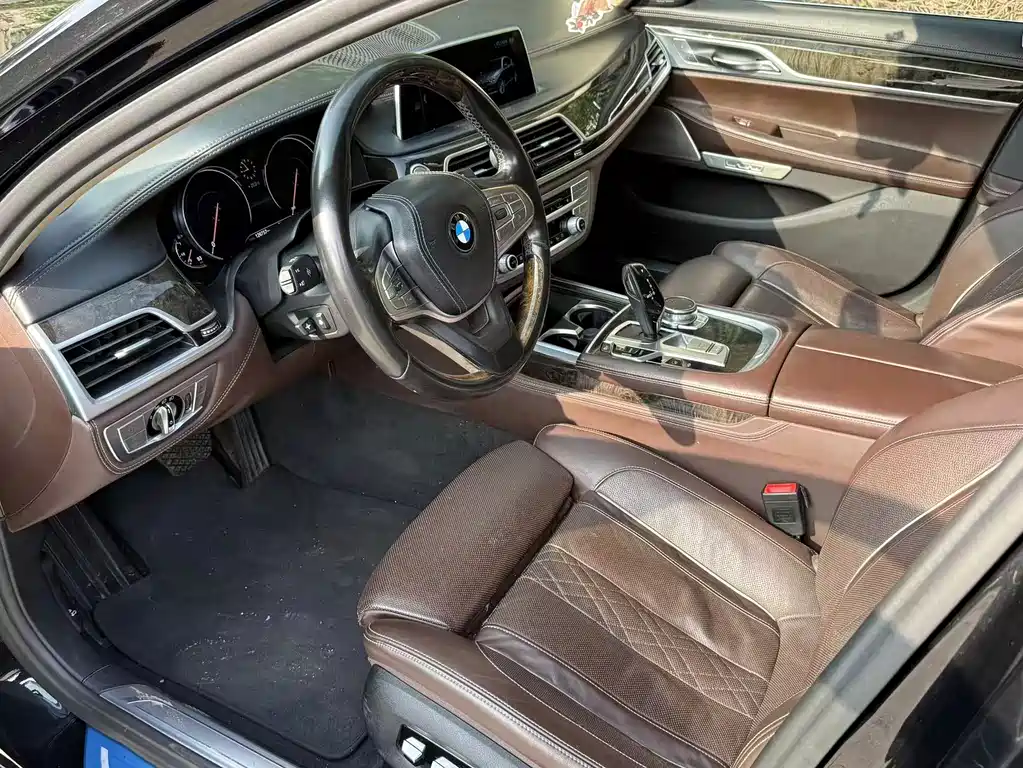 BMW 7 Series — миниатюра 5