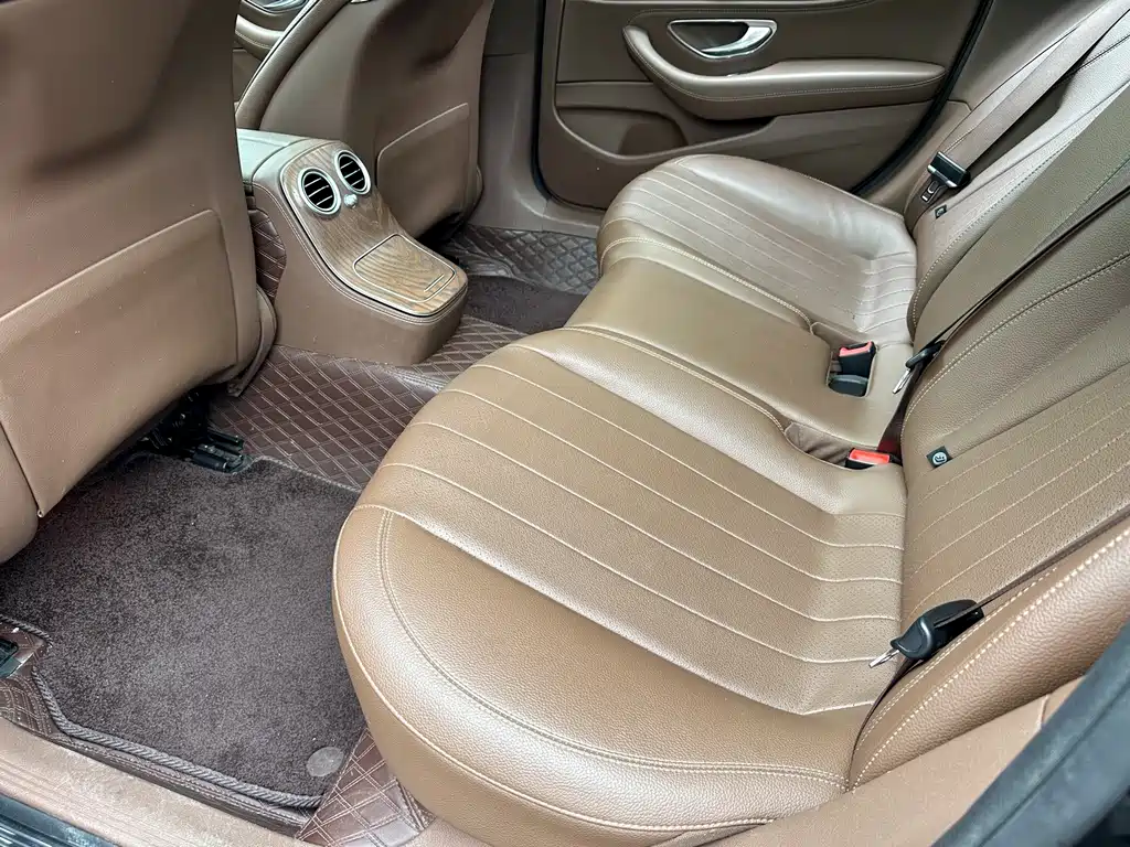 Mercedes-Benz E-Class — миниатюра 11