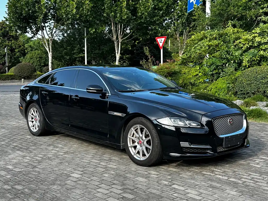 Jaguar XJ