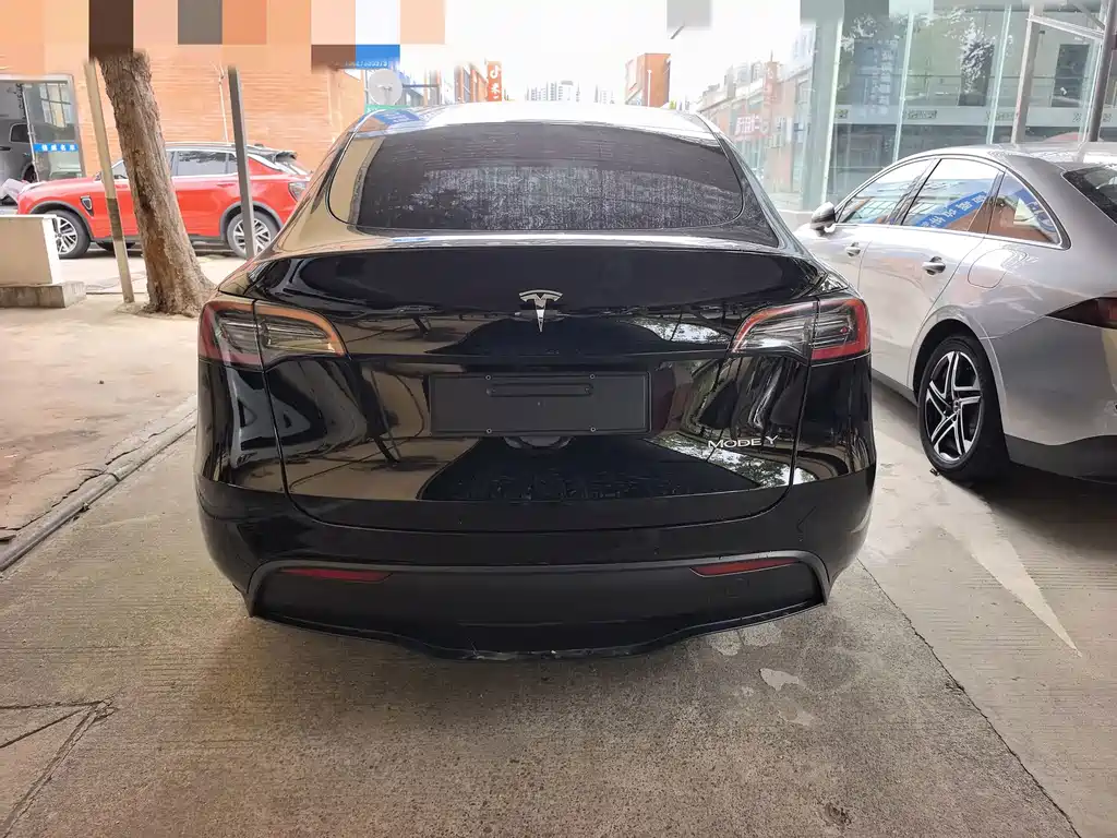 Tesla Model Y — миниатюра 16