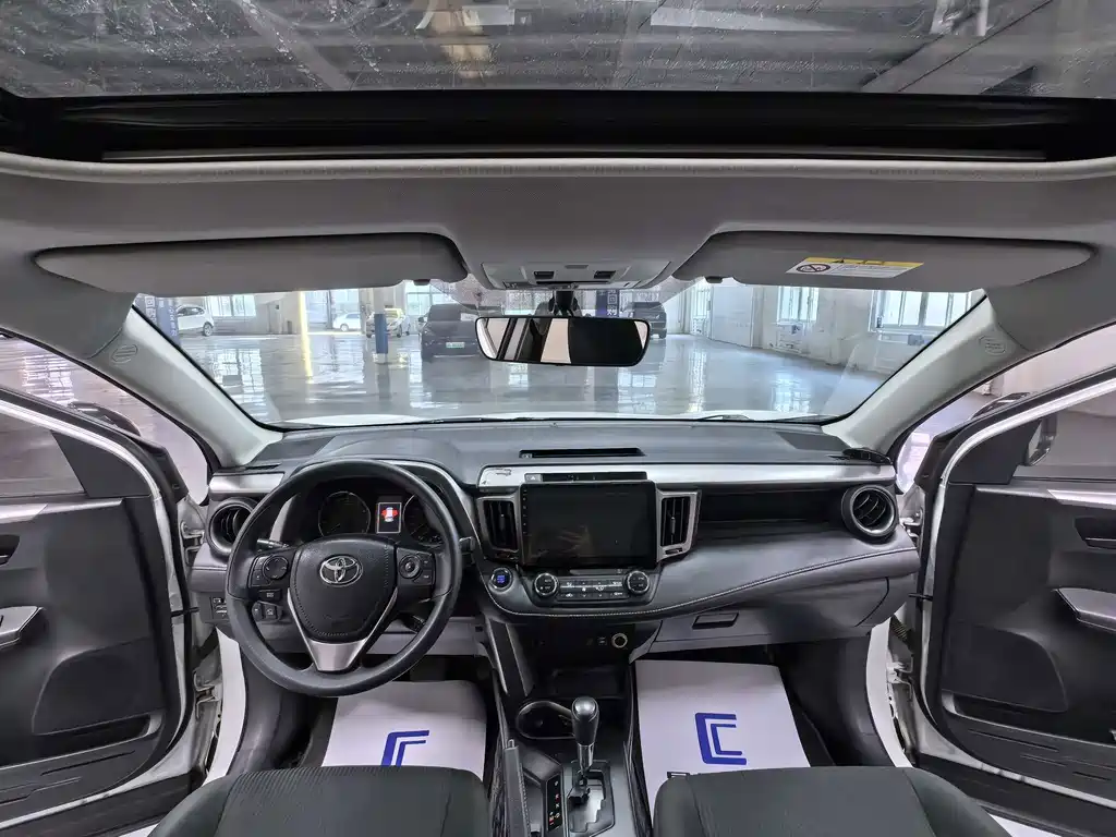 Toyota RAV4 — миниатюра 10