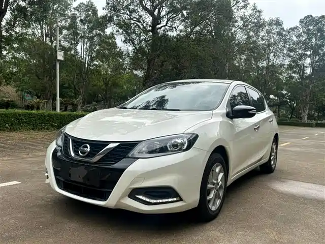 NISSAN TIIDA
