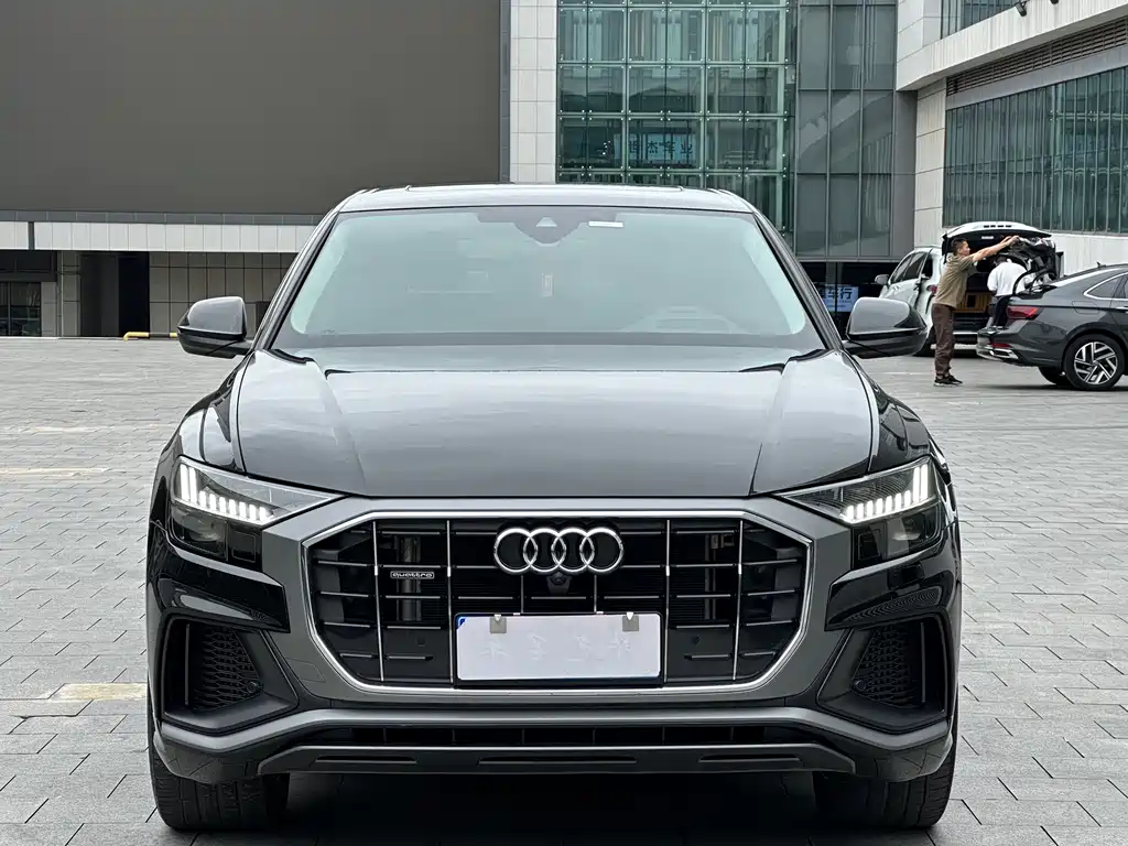 AUDI  Q8
