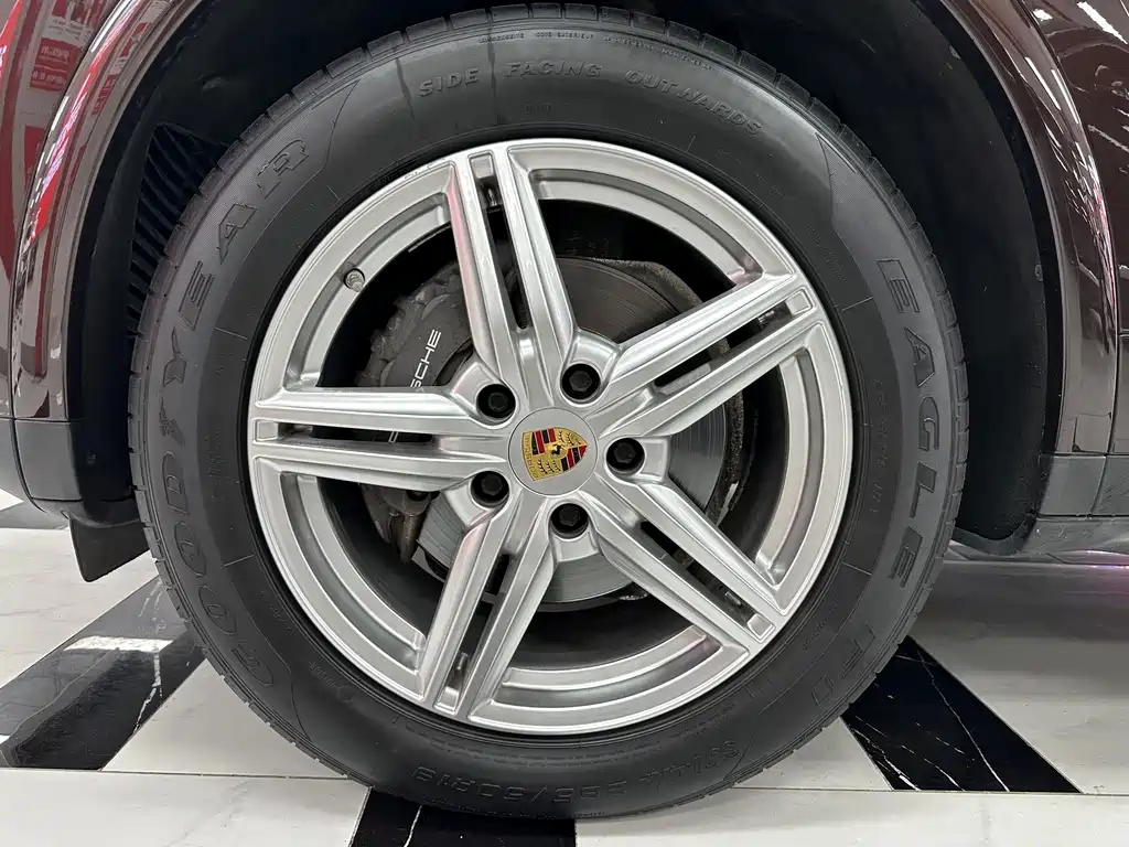Porsche Cayenne — миниатюра 28