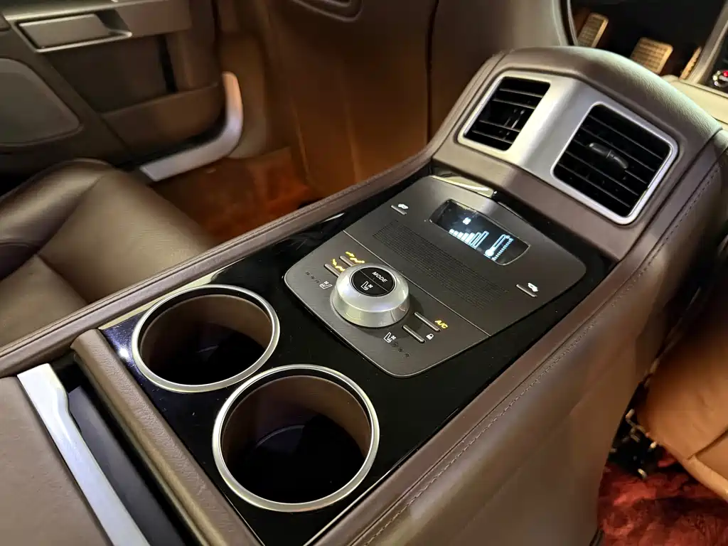 Aston Martin Rapide — миниатюра 10