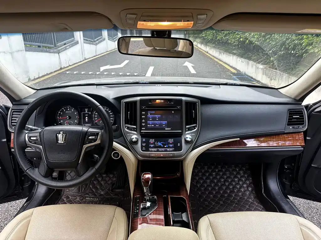 Toyota Crown — миниатюра 9