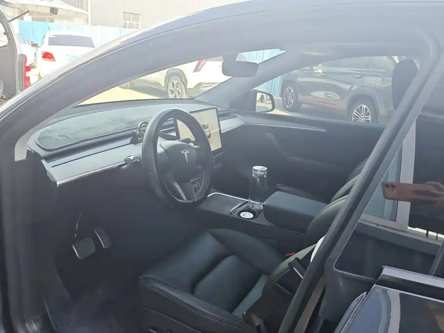 Tesla Model Y — миниатюра 9