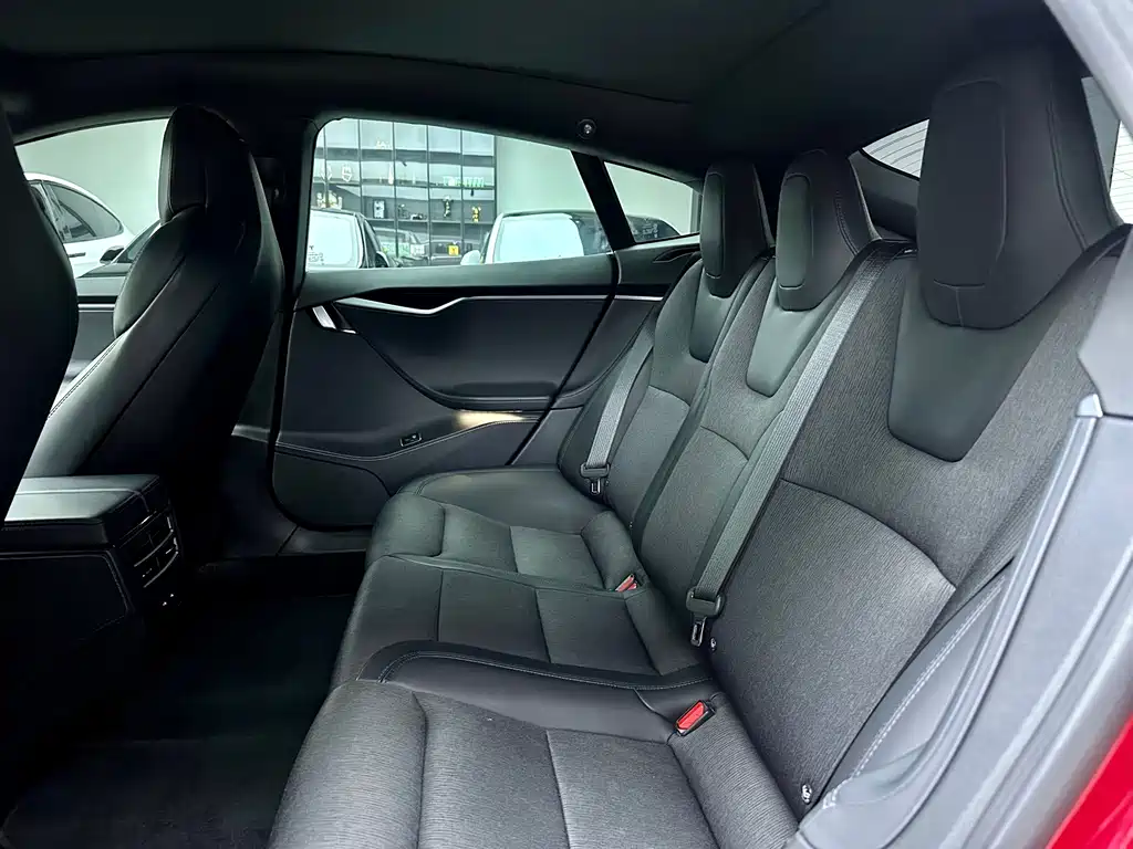 Tesla Model S — миниатюра 9