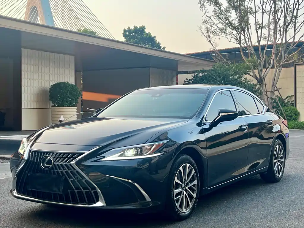 Lexus ES 2024