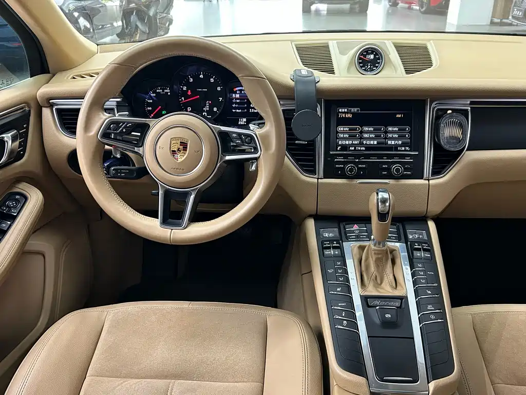 Porsche Macan — миниатюра 7