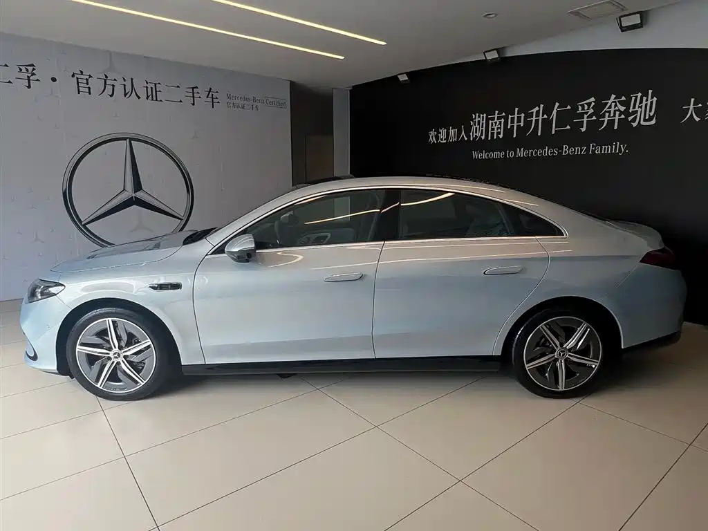 Mercedes-Benz CLA 2025 300L