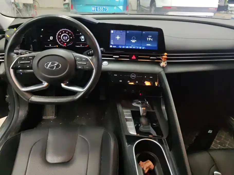 Hyundai Elantra — миниатюра 12
