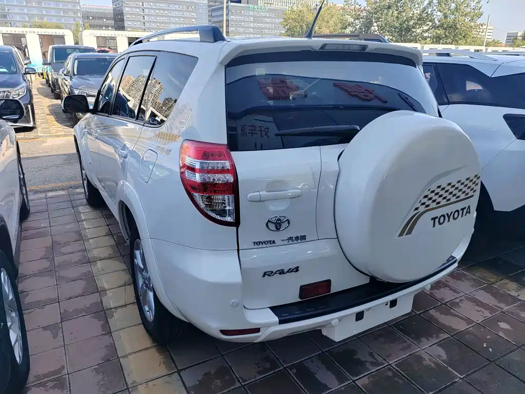 Toyota RAV4 — миниатюра 6