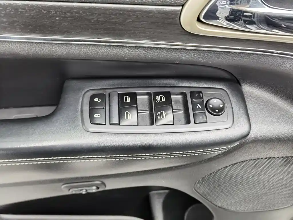 Jeep Grand Cherokee (Import) — миниатюра 9