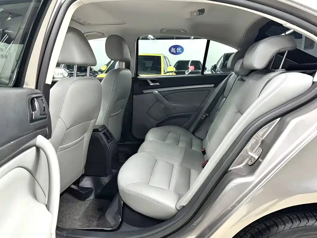 Skoda Octavia 1.6L Auto Comfort Supreme Edition, фото 9