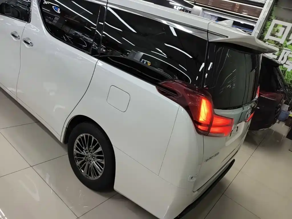 Toyota Alphard — миниатюра 5