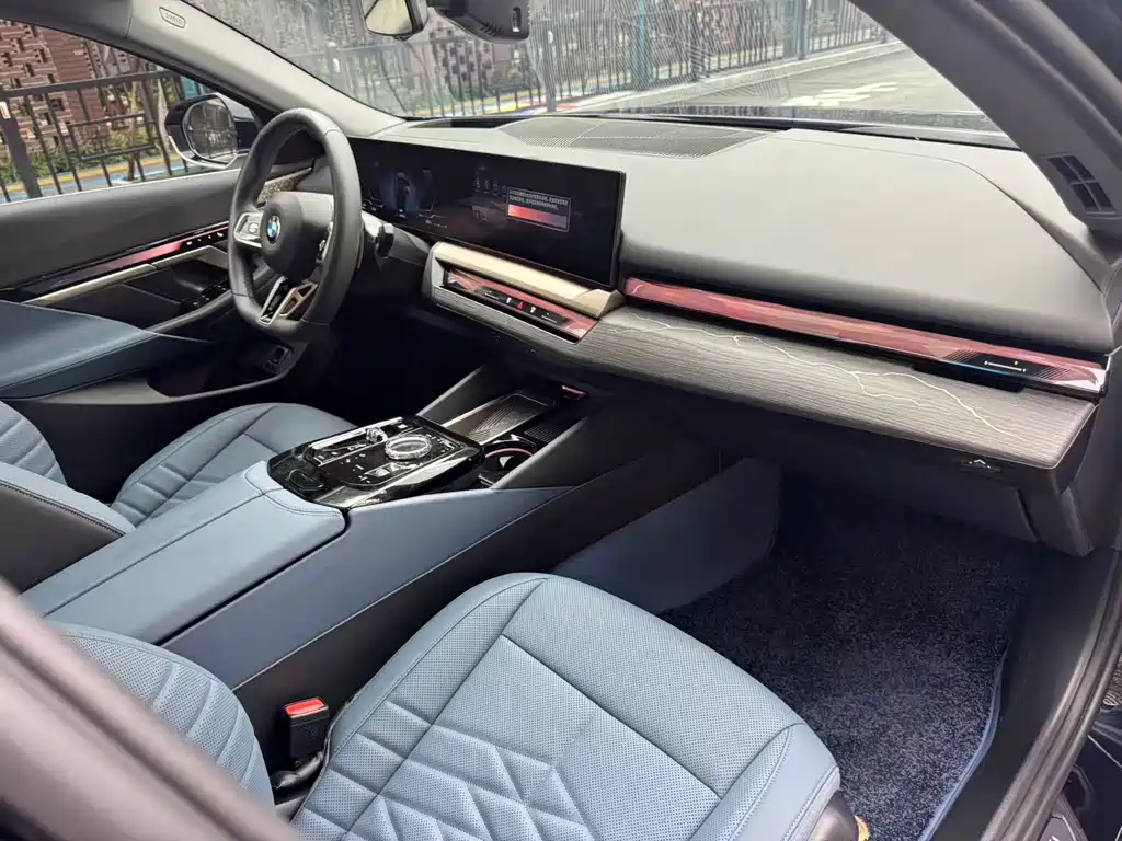 BMW 5 Series — миниатюра 7