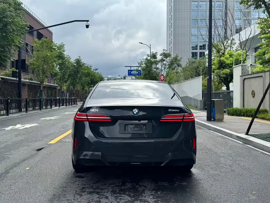 BMW 5 Series — миниатюра 16
