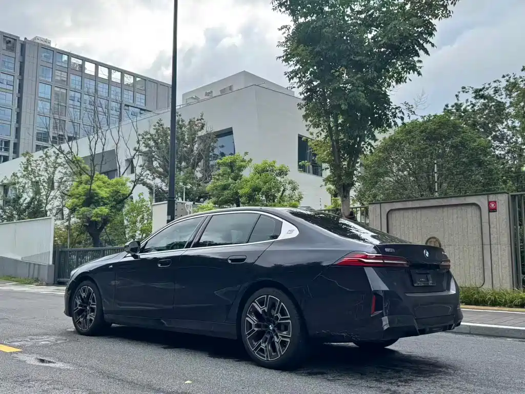 BMW 5 Series — миниатюра 18